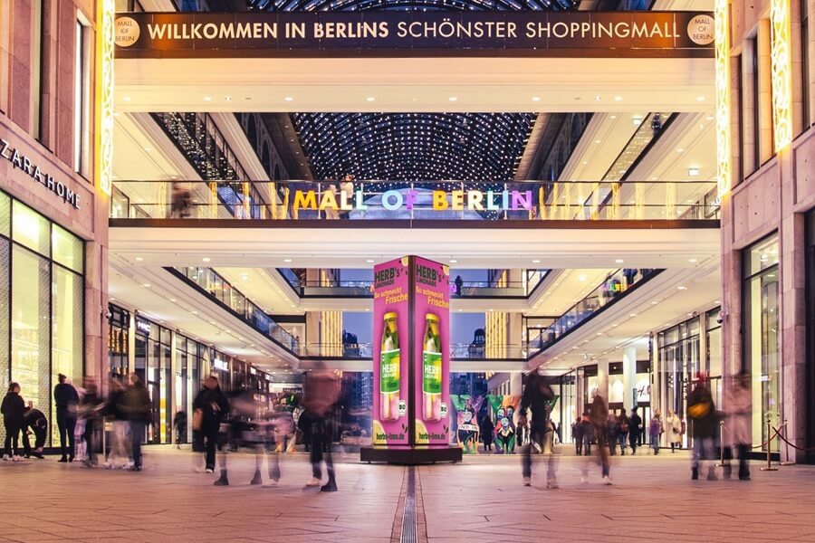 LED-Walls im Zentrum der Mall